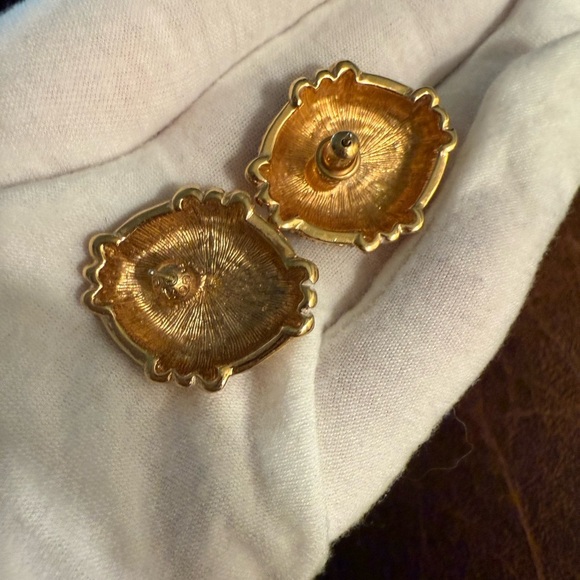 Estate Goldtone pierced Earrings - Picture 4 of 4